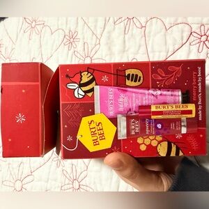 Burt's Bees Merry Berry Set